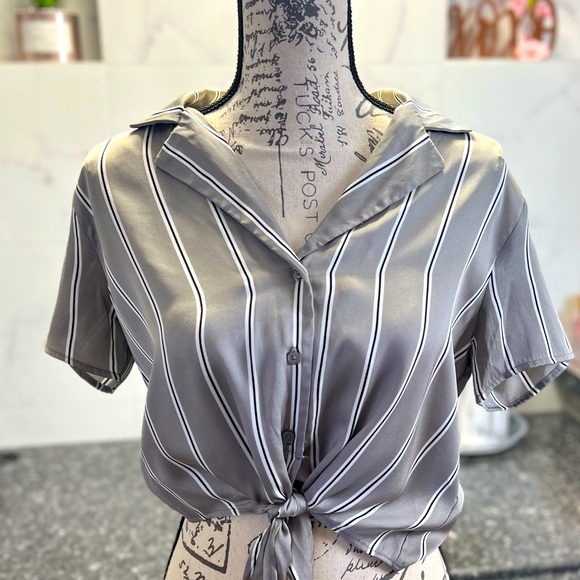 Forever 21 - Silver blk/white pin-stripe collared button down front tie - SMALL - Picture 2 of 4